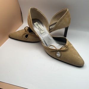 New never worn Bernardo Curvy suede kitten heel